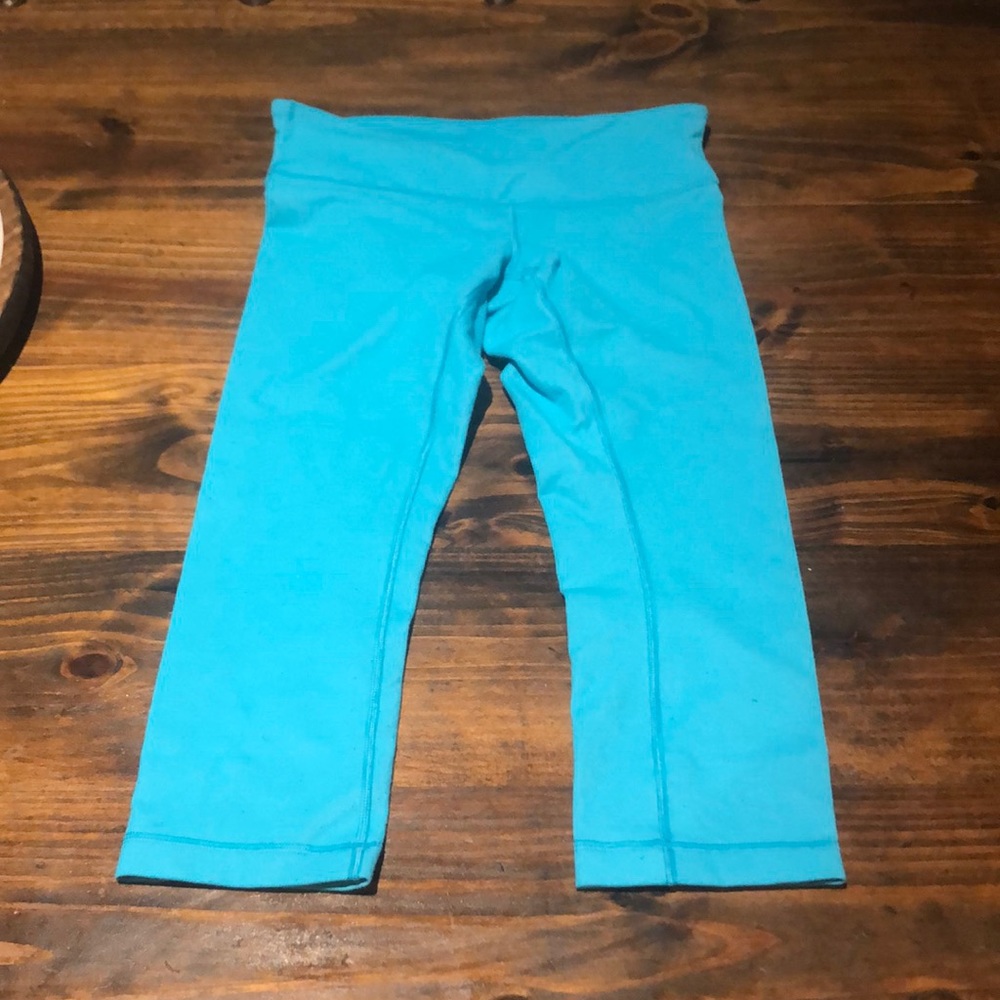 Lululemon Mid Rise Capris. Size 6
